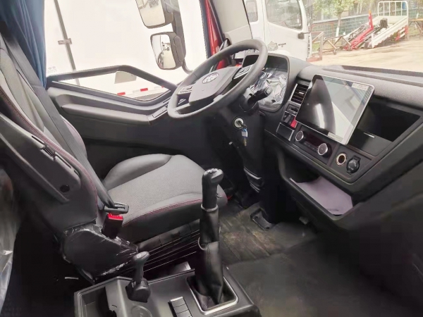 國六解放J6L 6.8米冷藏車