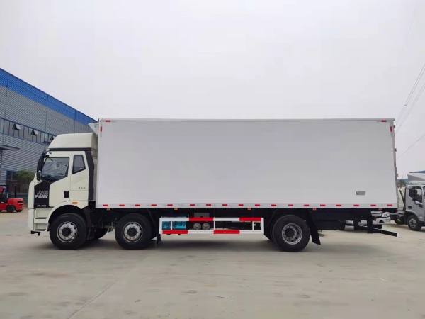 國六解放J6L小三軸8.7米冷藏車