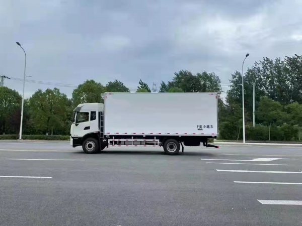 國六東風天錦6.8米冷藏車