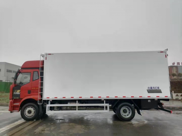 國六解放J6L 6.8米冷藏車
