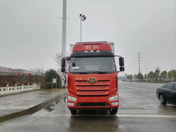 國六解放J6L 6.8米冷藏車