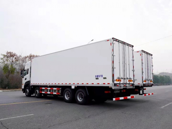 國六東風天龍前四后八9.5米冷藏車