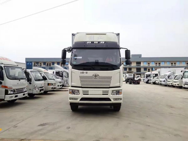 國六解放J6L小三軸8.7米冷藏車