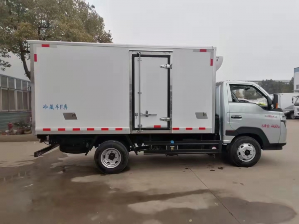 國六豪沃智相3.8米冷藏車