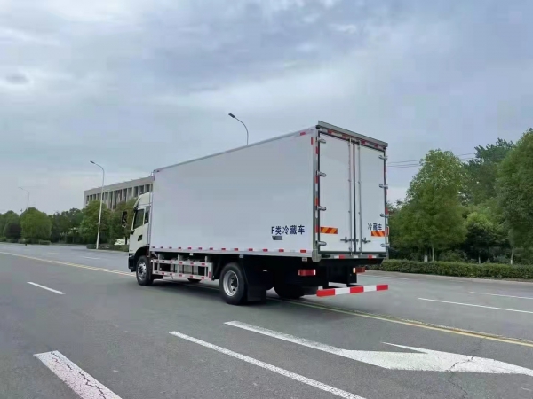 國六東風天錦6.8米冷藏車