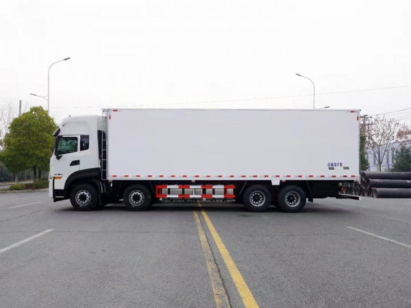 國六東風天龍前四后八9.5米冷藏車