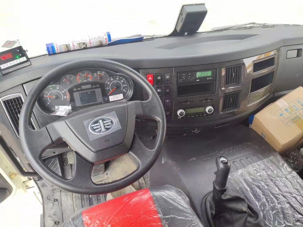 國六解放J6L小三軸8.7米冷藏車