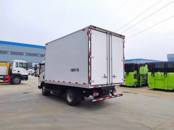 國(guó)六重汽豪沃4.2米冷藏車
