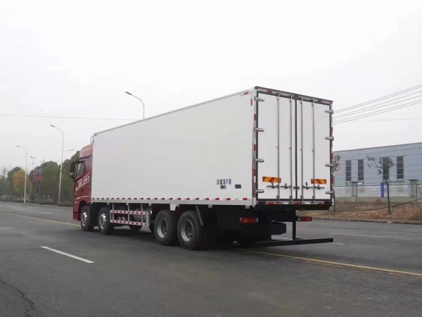 國六解放JH6前四后八9.5米冷藏車