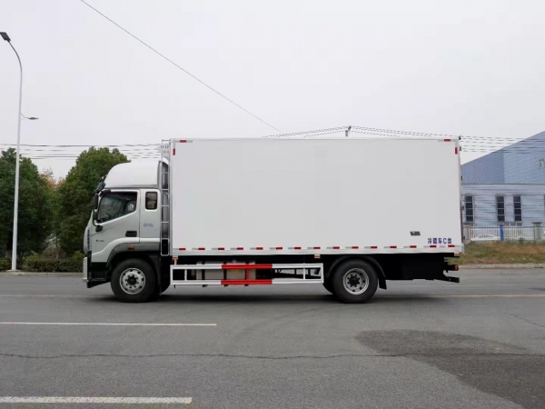 國(guó)六福田歐航6.6米冷藏車(chē)