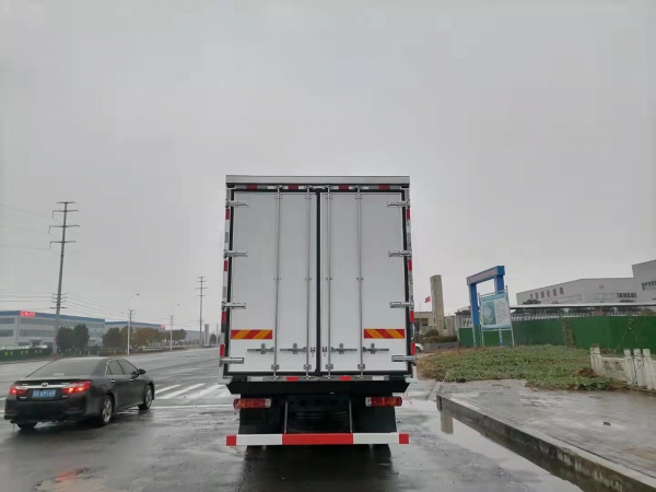 國六解放J6L 6.8米冷藏車