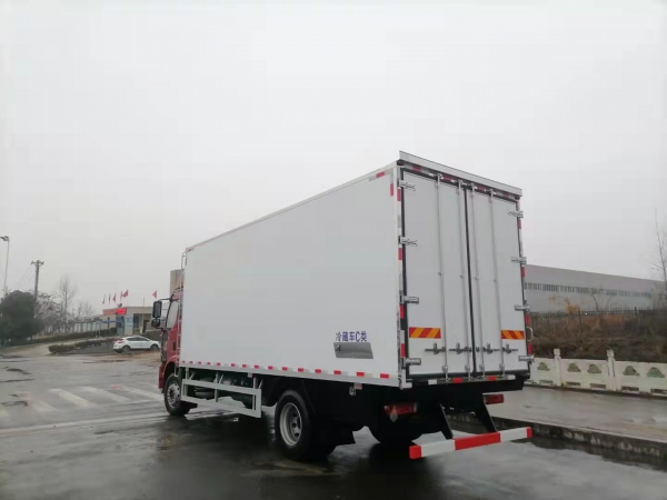 國六解放J6L 6.8米冷藏車