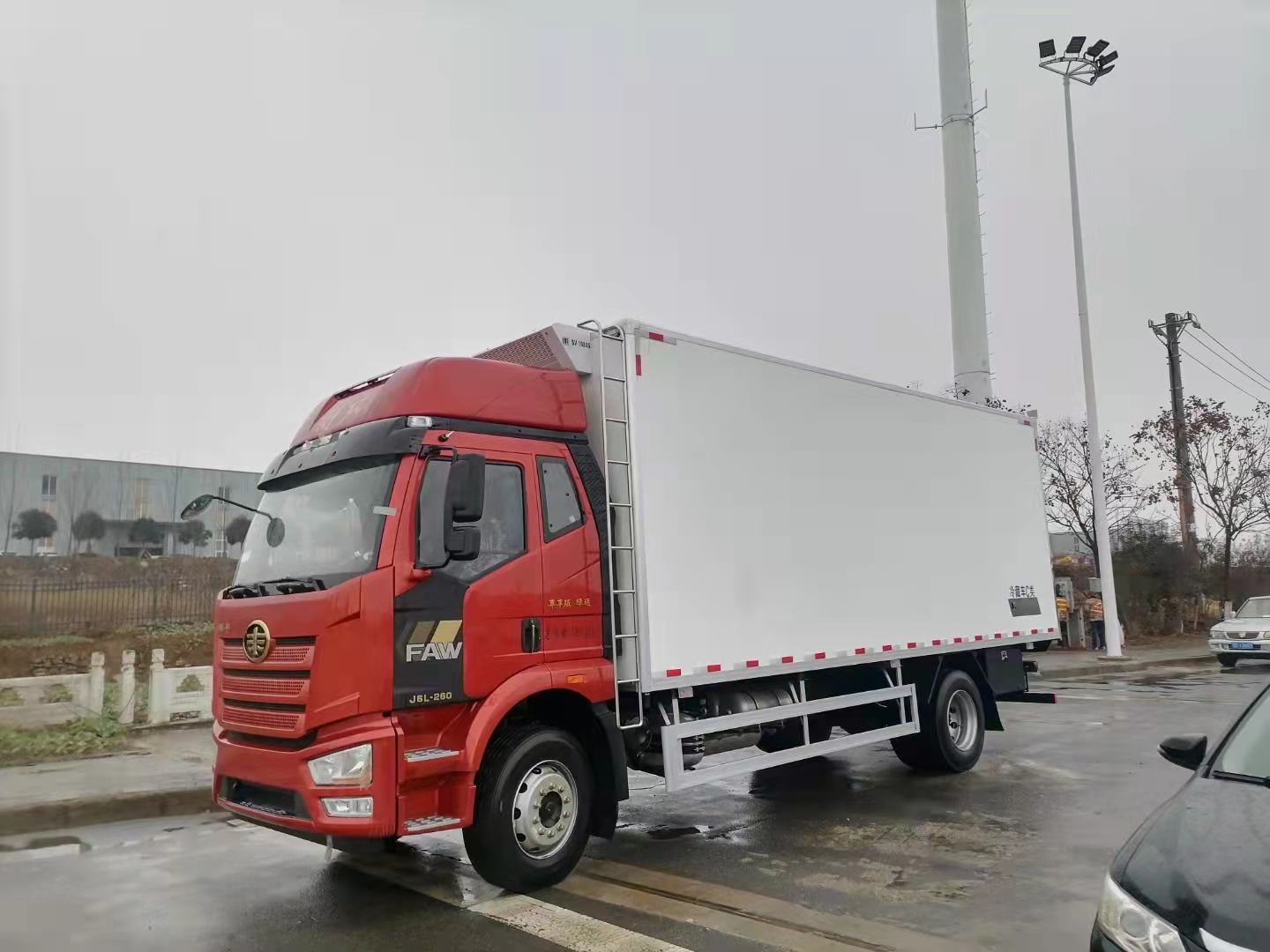 國(guó)六解放J6L 6.8米冷藏車