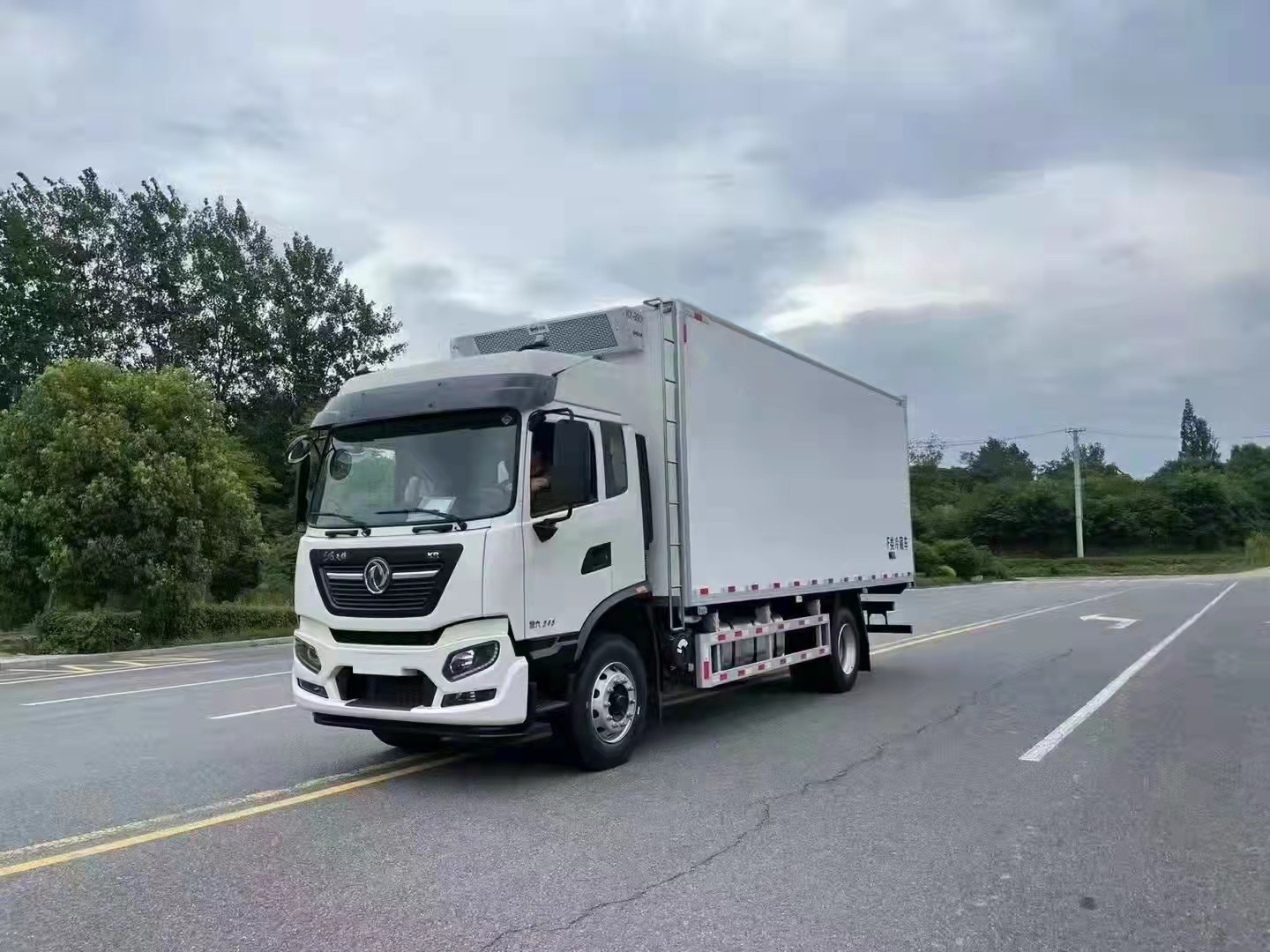 國(guó)六東風(fēng)天錦6.8米冷藏車