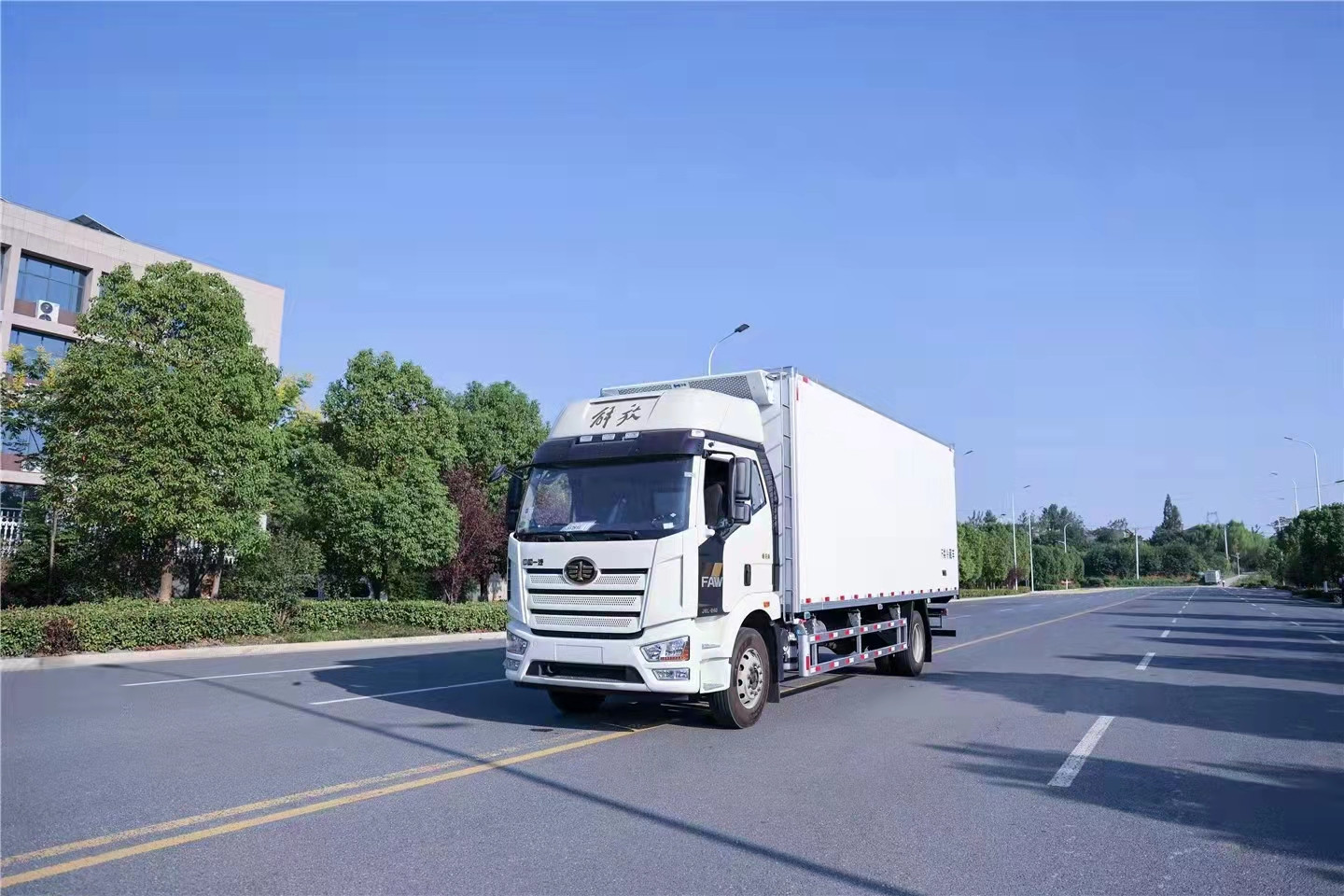國(guó)六解放J6L 7.5米冷藏車