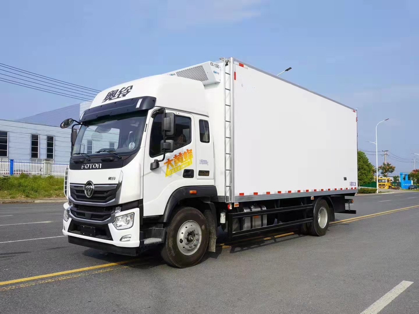 國(guó)六福田奧鈴大黃蜂6.6米冷藏車